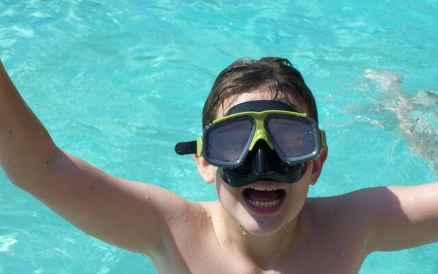 swimming-976384_640